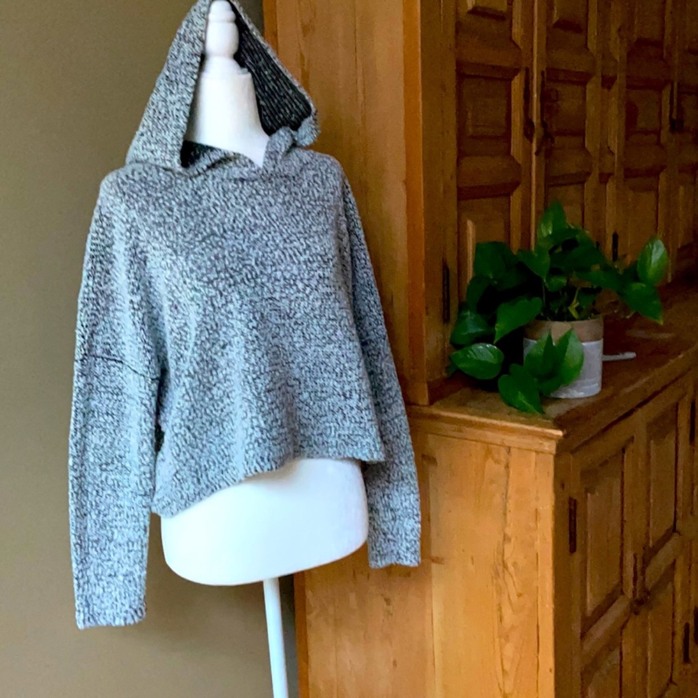 Ambiance crop-like black and white nub hoodie. Perfect with leggings